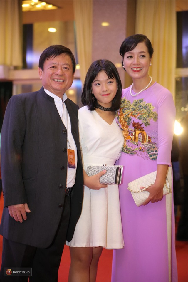 Angela Phương Trinh hở bạo, tự tin đọ vẻ sexy với dàn sao nữ tại lễ khai mạc LHP Quốc tế Hà Nội - Ảnh 18.