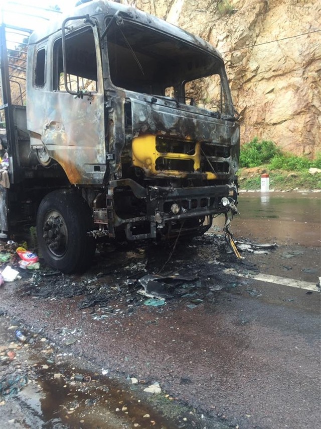 Tài xế bật khóc vì cả xe tải hàng bị cháy mà người dân vẫn thi nhau hôi của - Ảnh 2.