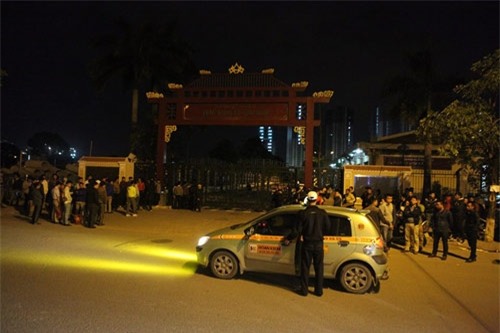 Vụ cháy 13 người chết: Thiếu phụ khóc ngất vào nhận mặt chồng - 1