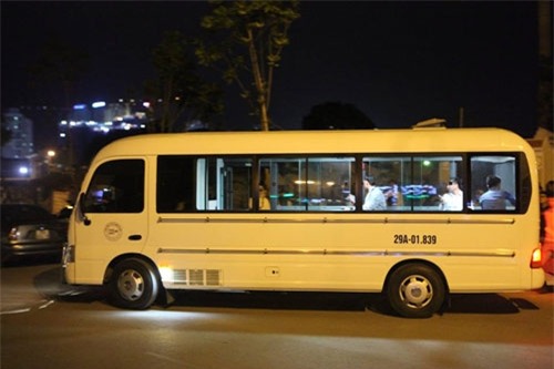 Vụ cháy 13 người chết: Thiếu phụ khóc ngất vào nhận mặt chồng - 3