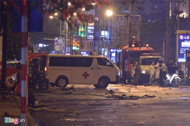 [ẢNH] Đưa 13 người tử vong trong vụ cháy quán karaoke ở Hà Nội ra ngoài - Ảnh 4.