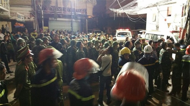 [ẢNH] Đưa 13 người tử vong trong vụ cháy quán karaoke ở Hà Nội ra ngoài - Ảnh 6.