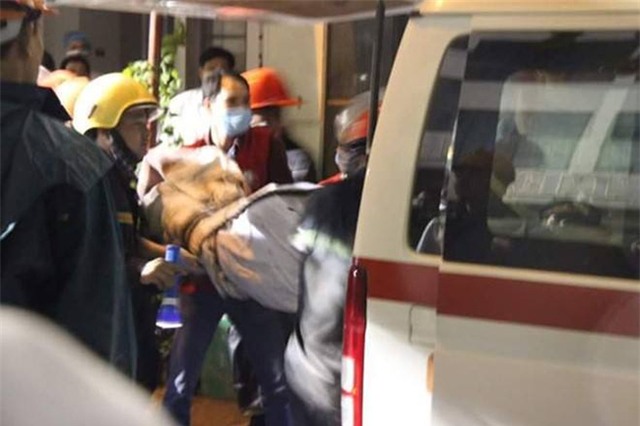 [ẢNH] Đưa 13 người tử vong trong vụ cháy quán karaoke ở Hà Nội ra ngoài - Ảnh 10.