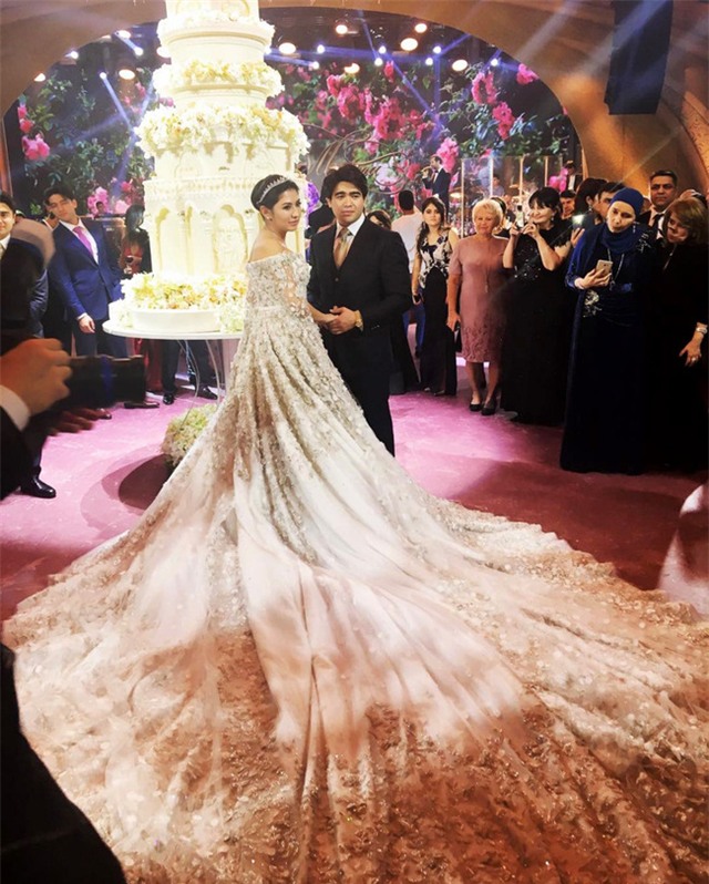 Con gái tài phiệt Nga mặc váy 13 tỷ, bánh cưới cao hơn 3m trong đám cưới xa hoa - Ảnh 1.