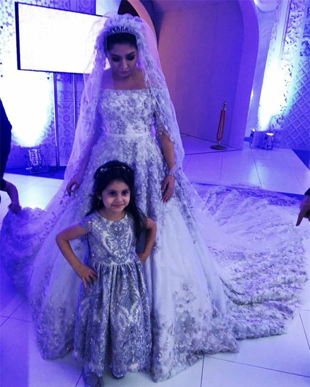 Con gái tài phiệt Nga mặc váy 13 tỷ, bánh cưới cao hơn 3m trong đám cưới xa hoa - Ảnh 2.
