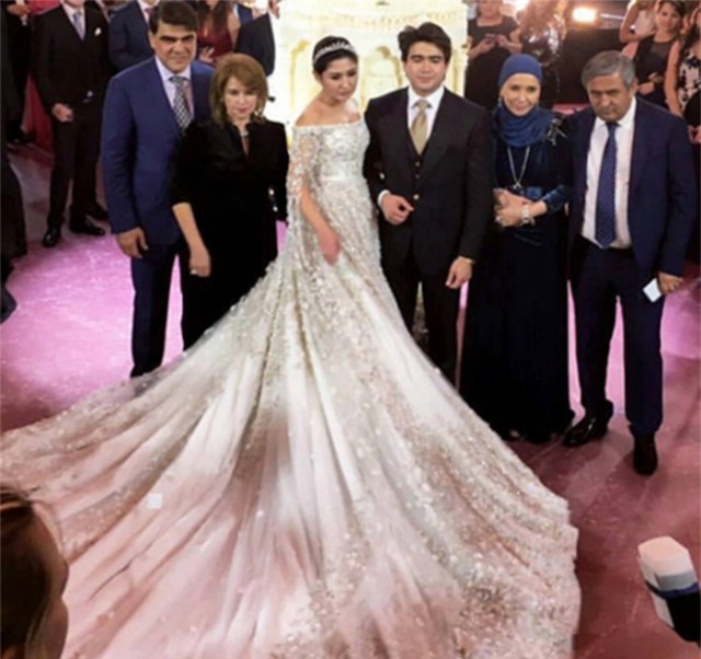Con gái tài phiệt Nga mặc váy 13 tỷ, bánh cưới cao hơn 3m trong đám cưới xa hoa - Ảnh 4.