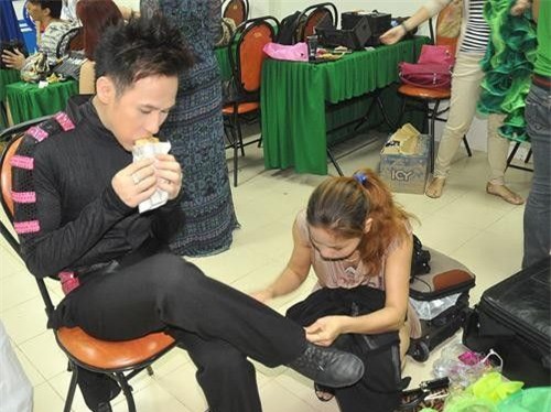 Bận rộn với lịch chạy show dày đặc nên không ít nghệ sĩ Việt phải tranh thủ ăn uống sau hậu trường đã trở nên quen thuộc.