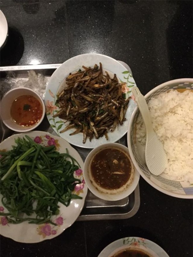 Những bữa ăn đạm bạc quen thuộc của Hoài Linh.