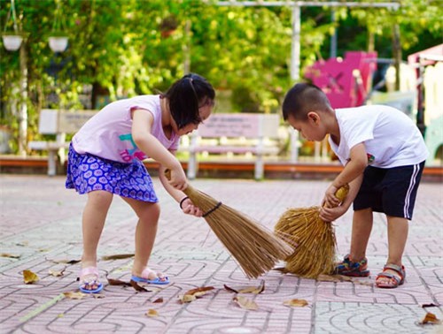 day con theo 2 cach khac nhau, me tre nhan duoc ket qua bat ngo hinh anh 1