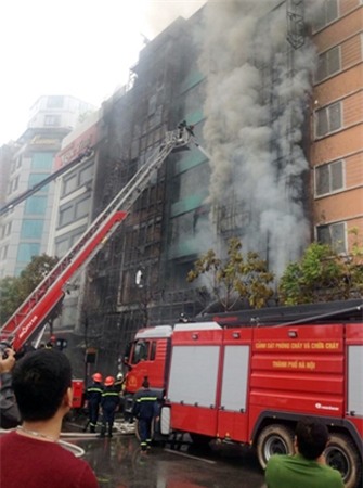 Triệu tập nhóm công nhân hàn xì để làm rõ nguyên nhân vụ cháy quán Karaoke - Ảnh 1.