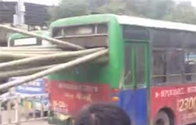 Kinh hoàng khoảnh khắc hàng trăm thân tre đồng loạt bay xuyên cửa kính xe buýt đi trước - Ảnh 3.