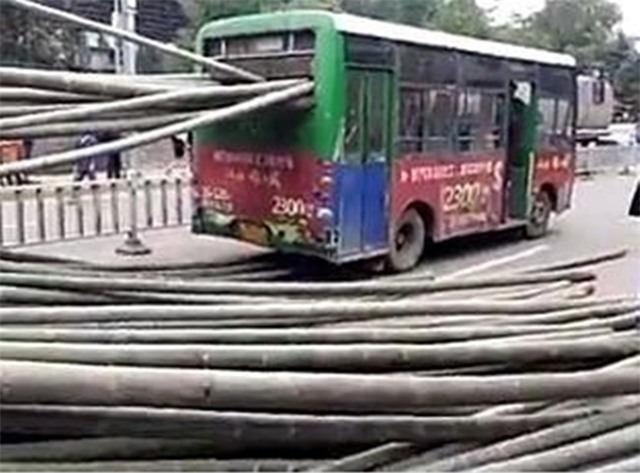 Kinh hoàng khoảnh khắc hàng trăm thân tre đồng loạt bay xuyên cửa kính xe buýt đi trước - Ảnh 4.