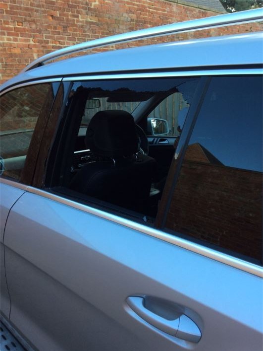 Bạn gái và con sao Ngoại hạng Anh bị cướp táo tợn giữa ban ngày ban mặt - Ảnh 2.