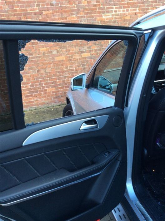 Bạn gái và con sao Ngoại hạng Anh bị cướp táo tợn giữa ban ngày ban mặt - Ảnh 3.