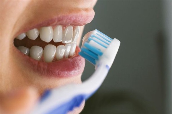 3 thói quen đánh răng tưởng sạch nhưng hóa ra khiến răng rụng sớm không ngờ - Ảnh 1.