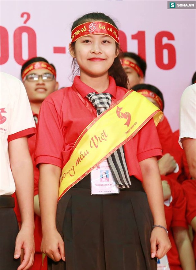 Cô giáo mầm non tương lai bị hắt chậu nước bẩn vào người khi đi tuyên truyền hiến máu - Ảnh 1.