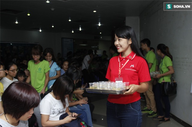 Cô giáo mầm non tương lai bị hắt chậu nước bẩn vào người khi đi tuyên truyền hiến máu - Ảnh 2.