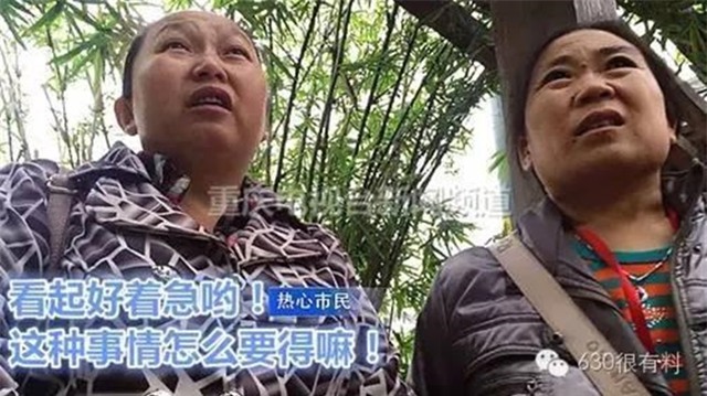 Con trai 4 tuổi nằm trong lòng mẹ hút thuốc lá, mẹ ngồi cười như không có chuyện gì - Ảnh 2.