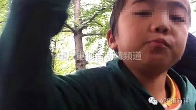 Con trai 4 tuổi nằm trong lòng mẹ hút thuốc lá, mẹ ngồi cười như không có chuyện gì - Ảnh 5.