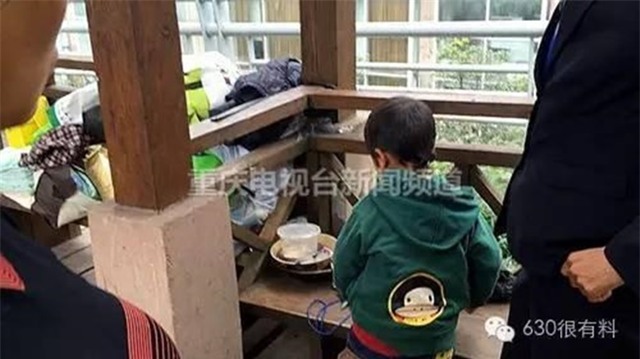 Con trai 4 tuổi nằm trong lòng mẹ hút thuốc lá, mẹ ngồi cười như không có chuyện gì - Ảnh 6.