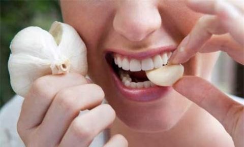 Giật mình trước những tác dụng phụ đáng sợ của tỏi - Ảnh 1.
