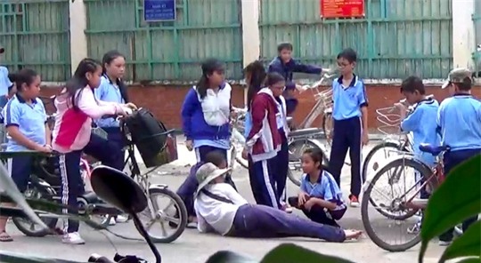 Như một lời cảnh tỉnh, nhất là với các em học sinh cuộc sống phải luôn hướng về cái tốt và phải đặt đúng chỗ để xã hội tốt đẹp ơn. Trong ảnh phóng viên Báo Người Lao Động được các em học sinh chia sẻ, cảm thông.