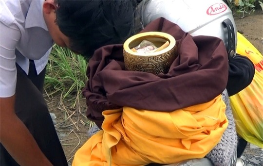 Để cảnh báo, PV Báo Người Lao Động đã trong vai một sư đi khất thực và được nhiều người cho tiền, nhưng sau đó được trả lại tiền.