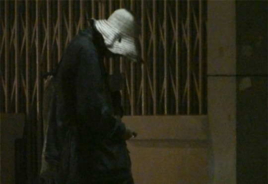 Một thanh niên trong bộ dạng rách rưới, bàn tay trái được hóa trang thành bệnh tật, đầu luôn đội nón tai bèo để che kỹ khuôn mặt, tránh bị người quen nhìn thấy...luôn hành nghề ăn xin trên giao lộ Nam Kỳ Khởi Nghĩa-Lê Lợi và khu phố Tây (quận 1)...