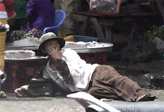 Bằng thủ đoạn bị tật 2 chân, Thắng lê lết ở các tuyến đường khu vực chợ Bà Chiểu (quận Bình Thạnh) để đánh vào lòng thương hại của người khác. Trong quá trình theo dõi, phóng viên Báo Người Lao Động ghi nhận rất nhiều người đã cho Thắng tiền hoặc mua vé số ủng hộ....