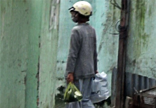 Sau khi khất thực trên đường Trần Não (quận 2), sư cô này vào một quán nước kiểm đếm lại thu nhập trong ngày, rồi lên xe buýt về nhà trên quận 8, TP HCM.