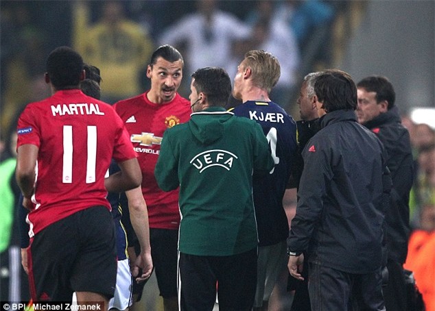 Ibrahimovic thoát thẻ đỏ sau tình huống bóp cổ đối thủ ngay trước mặt Mourinho - Ảnh 2.