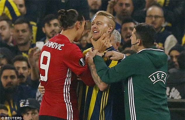 Ibrahimovic thoát thẻ đỏ sau tình huống bóp cổ đối thủ ngay trước mặt Mourinho - Ảnh 3.