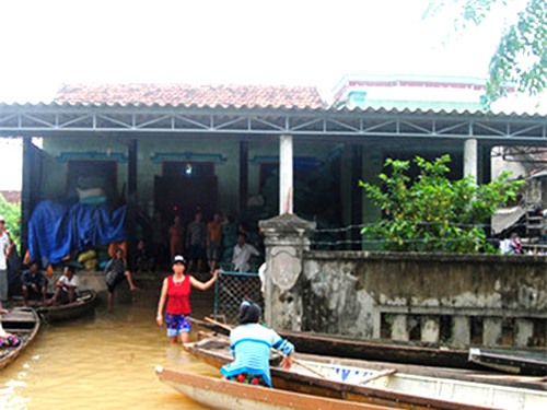 xot long nu sinh tu vong luc vuot lu den truong - 2