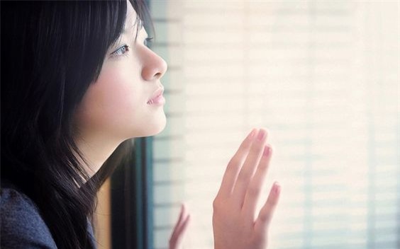 Cô gái trẻ muốn nói những lời xin lỗi mẹ nhưng không đủ cam đảm để đối diện với mẹ chỉ biết trải lòng mình qua thư . Ảnh minh họa