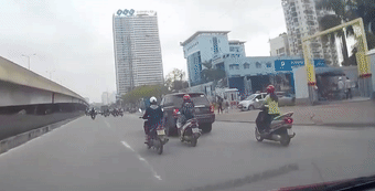 Dùng điện thoại khi đi xe máy, cô gái nhận bài học đau đớn