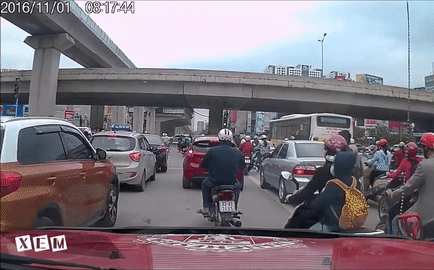 Hành động và lời cãi cố giữa phố của người mẹ vô tình làm hư con nhỏ