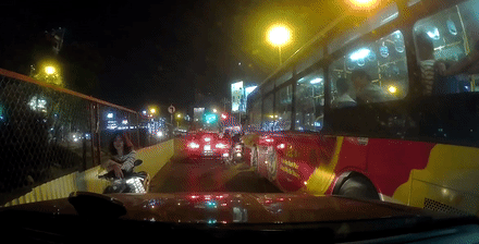 Không đội mũ, đi ngược chiều: Cô gái khiến ô tô buộc phải nhường