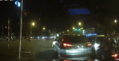 Giả vờ tuân lệnh, ô tô rồ ga bỏ chạy 