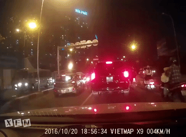 Hành động lặp đi lặp lại gây bức xúc trên cầu vượt Hà Nội