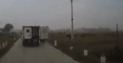 Xe biển xanh không đóng cửa, cặp đôi 