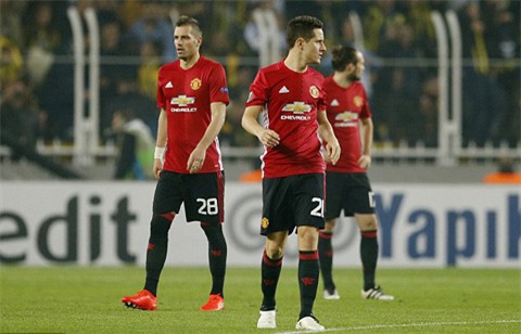 Có những cầu thủ M.U đá như đi dạo