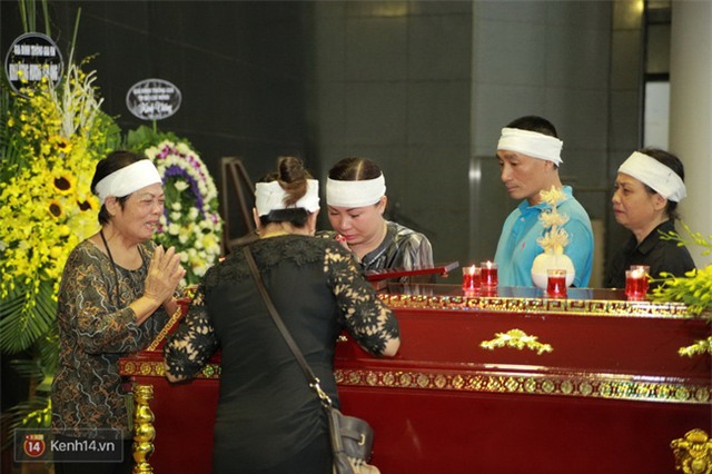 Người thân, đồng nghiệp khóc nấc tiễn đưa NSƯT Phạm Bằng - Ảnh 14.