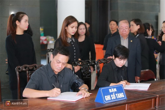 Người thân, đồng nghiệp khóc nấc tiễn đưa NSƯT Phạm Bằng - Ảnh 24.