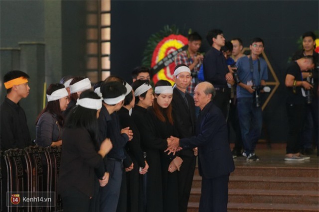 Người thân, đồng nghiệp khóc nấc tiễn đưa NSƯT Phạm Bằng - Ảnh 26.