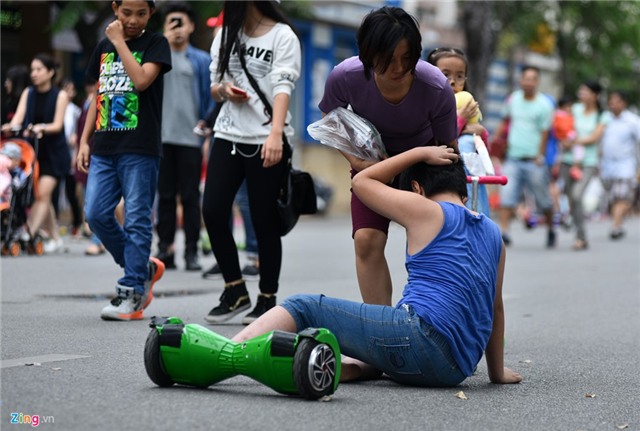 Om nhau truot xe dien thang bang bat chap nguy co tai nan hinh anh 11