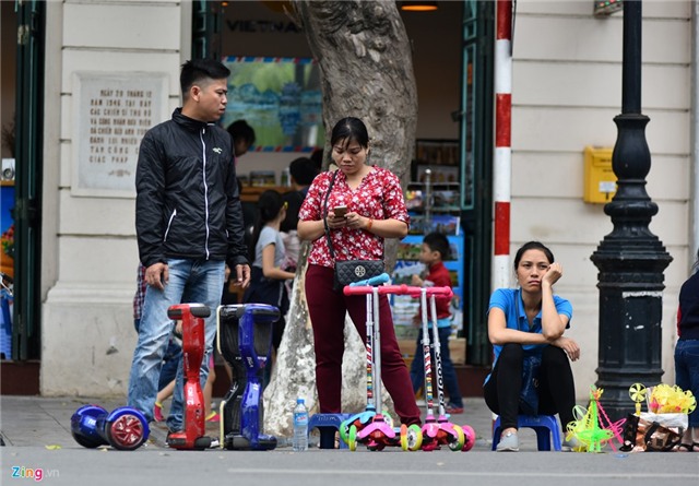 Om nhau truot xe dien thang bang bat chap nguy co tai nan hinh anh 2