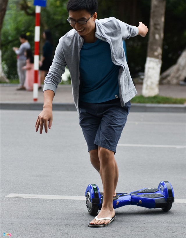 Om nhau truot xe dien thang bang bat chap nguy co tai nan hinh anh 8