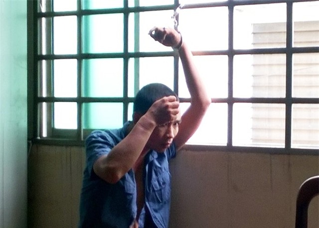 Cu ba ngheo khoc loc duoi theo thanh nien giat ve so hinh anh 1