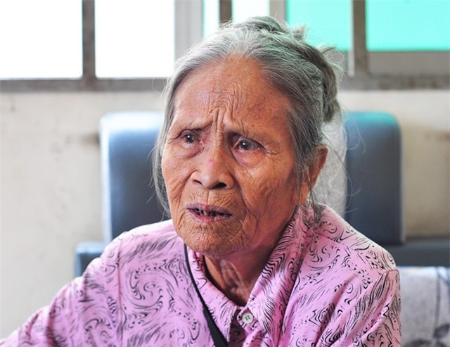 Cu ba ngheo khoc loc duoi theo thanh nien giat ve so hinh anh 2