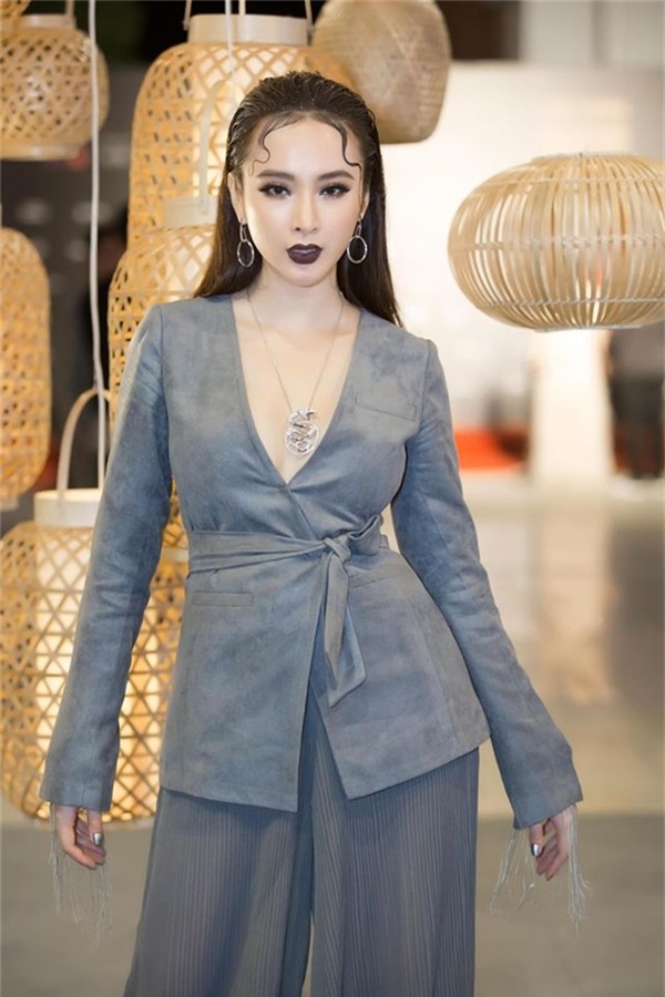 Gần đây nhất khi đến dự show diễn của nhà thiết kế Nguyễn Công Trí, Angela Phương Trinh phải liên tục lấy tay che chắn phần ngực vì sợ lộ hàng với chiếc áo khoét sâu.
